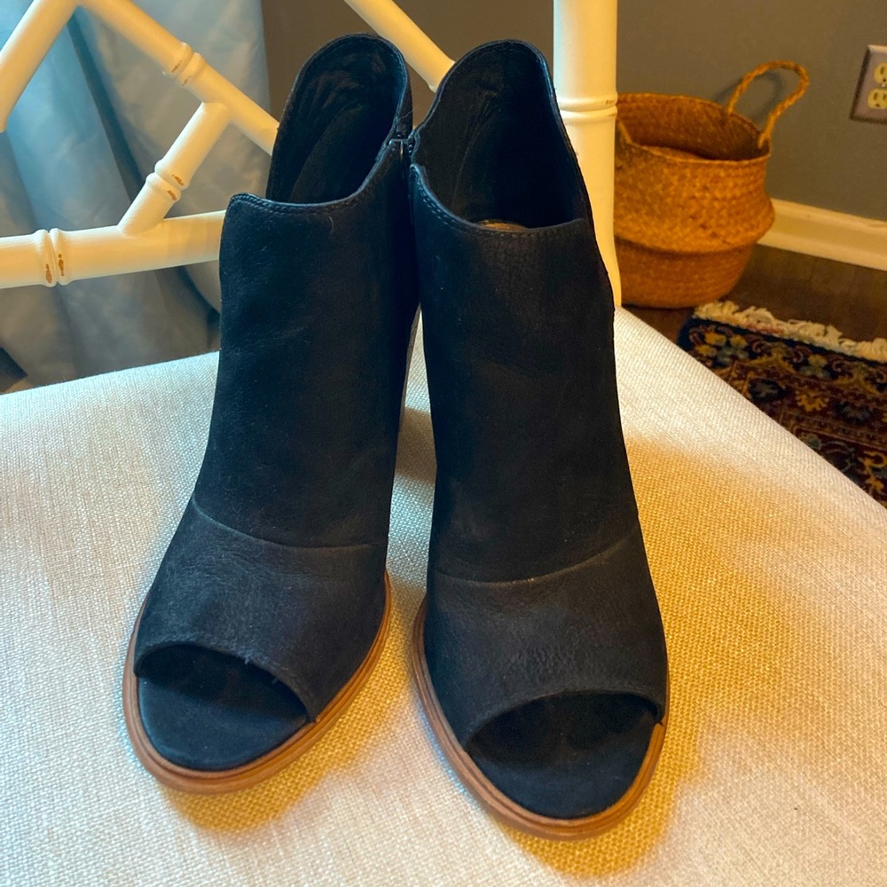 Vince Camuto Katleen peep toe booties in 9.5